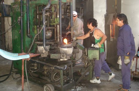 Cooperativa de Trabajo. 50 Besch&#228;ftigte hat die Glasfabrik in San Justo im Osten Argentiniens.