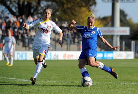 Anja Mittag (rechts) kommt auch in der Bundesliga in Torlaune. Gegen Leverkusen traf sie gleich dreimal.