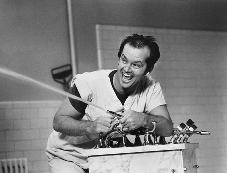 Der Kleinkriminelle McMurphy alias Jack Nicholson hat sich geirrt: Das »Irrenhaus« ist weitaus schlimmer als der Knast, dem er zu entgehen hoffte.
Der Filmklassiker »Einer flog über das Kuckucksnest« zeigt ein menschenverachtendes System hinter den Mauern einer psychiatrischen Anstalt.