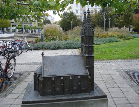 Eine Metallplastik erinnert an die Ulrichskirche.