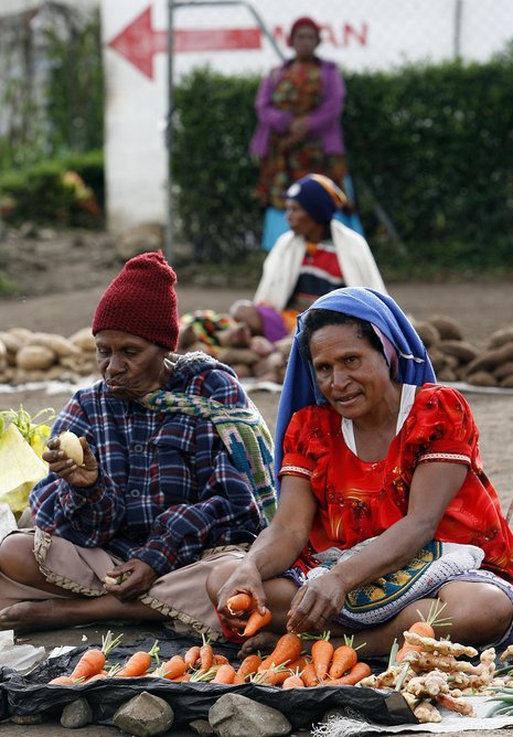 Frauen beim Verkauf von Gemüse am Straßenrand. In Papua-Neuguinea haben die Frauen die Hauptlast der Armut zu tragen und sind hinzu vielfach häuslicher Gewalt ausgesetzt – das Land weist hinter Uganda die höchste Rate auf.