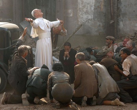 Pius XII. (James Cromwell) betet mit Bombenopfern in Rom. Foto:BR/Moris Puccio/Lux Vide