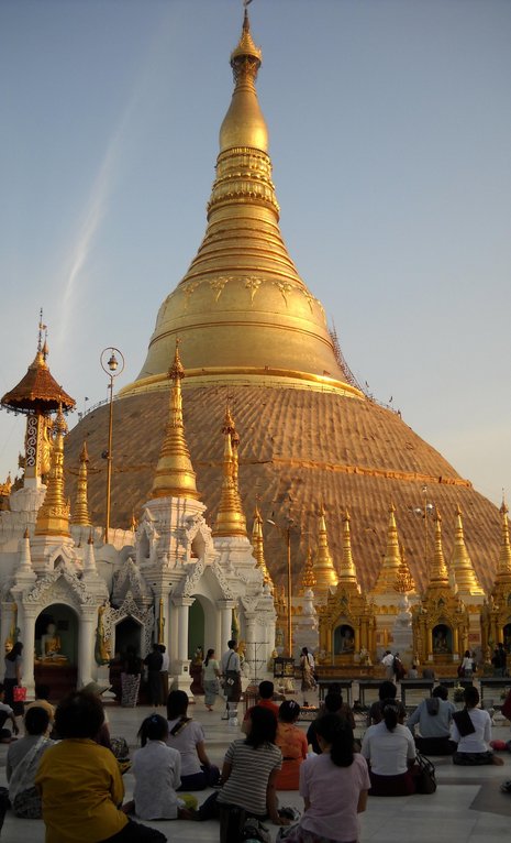 Das Volk sucht Trost bei Buddha, hier am Fuß der Shwedagon-Pagode in Yangon.