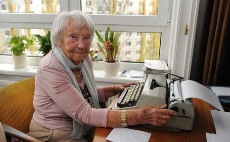 »Schreiben musste ich immer.« Elfrieder Brüning hält ihrer Schreibmaschine die Treue.