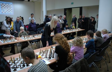 Klein gegen Groß: Berliner Schachkinder durften sich im Simultanschach gegen die Vorjahressiegerin Anna Scharewitsch (M.) und Melanie Ohme messen.