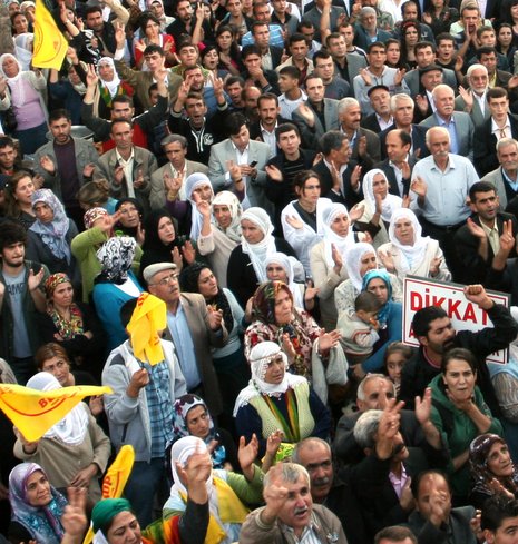 Diyarbakir: Tausende Kurden warteten vor dem Gerichtsgebäude. Foto: AFP