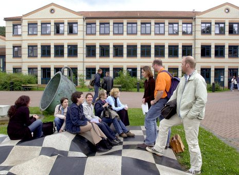 Studenten vor der Hochschule Harz in Wernigerode ZB/Peter F&#246;rster