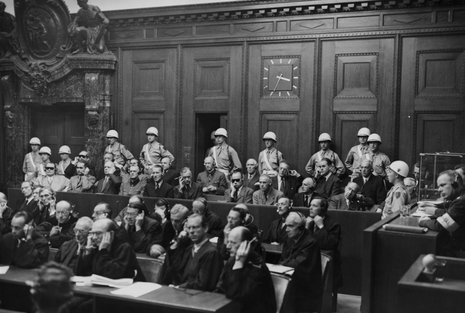 Bevor die Nürnberger Kriegsverbrecher-Prozesse beginnen konnten (oben: Blick auf die Anklagten), bauten Schreinermeister Wilhelm Herbert und seine Helfer im Spätsommer 1945 den Saal 600 um (rechts unten).