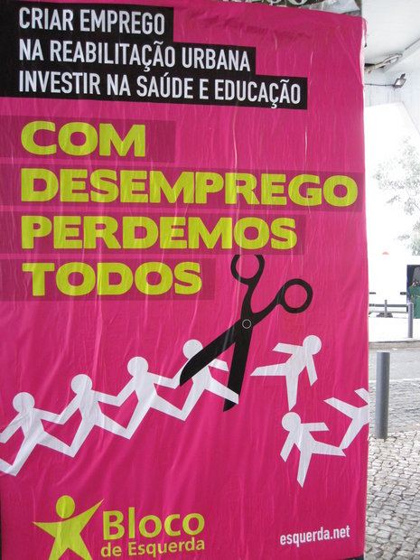 Plakat des Linksblocks Bloco de Esquerda in Lissabon: »Durch Arbeitslosigkeit verlieren wir alle«.