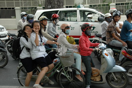 Das Leben spielt sich auf der Straße ab – Mopeds und Fahrräder überall