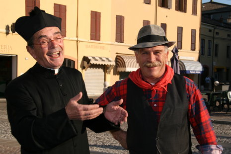 Don Camillo und Peppone &#8211; seit mehr als drei Jahrzehnten f&#252;hren sie Touristen durchs Dorf.