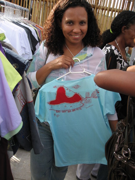 Janete zeigt stolz ein besticktes T-Shirt aus eigener Produktion.