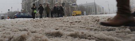 Wintereinbruch in Berlin: Fußgänger stapfen auf dem Schlossplatz durch Schneematsch.