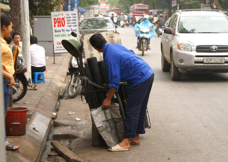 Zurück in Vietnam bleiben nur die einfachsten Jobs: Dieser Mann fährt mit dem Fahrrad Kohle in Restaurants (oben).