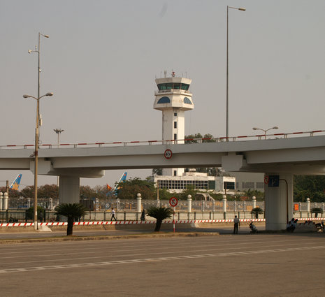Der Flughafen von Hanoi – hier landen die Abgeschobenen (links).