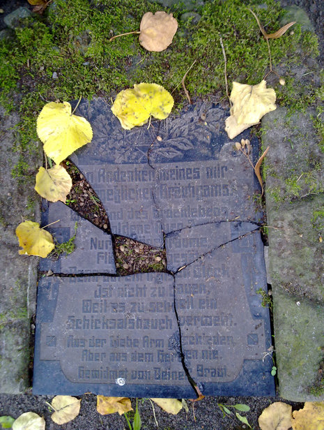 Steinerner Gruß an den Bräutigam auf dem Friedhof Berlin-Britz.