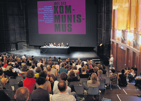 Gibt es ein neues Interesse an der Idee des Kommunismus? Ende Juni lockte dieses Thema rund 1000 Menschen zum kulturellen und philosophischen Diskurs in die Berliner Volksbühne.