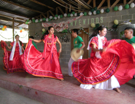 Folkloristischer Tanz von Jugendlichen in Nicaragua zu Ehren des »Yankees« aus Deutschland