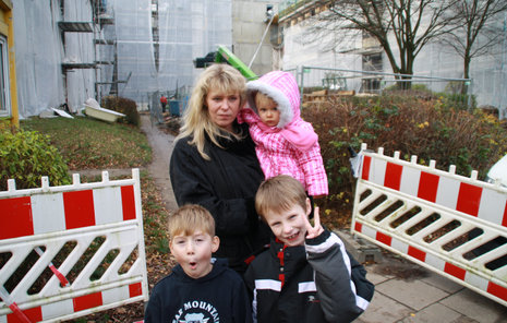 Familienleben auf der Baustelle: Kirsten Völtzke bezahlt die energetische Sanierung ihres Wohnhauses mit einer drastischen Mietsteigerung.