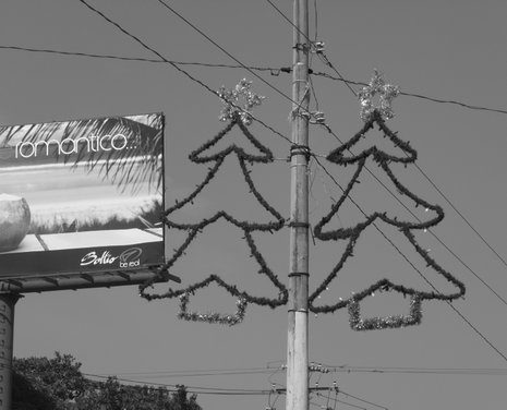 In Nicaragua macht die Weihnachtsdekoration nicht einmal vor den Stromleitungen Halt.