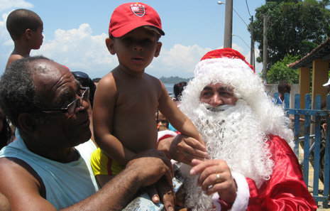 Auch bei tropischen Temperaturen kommt der Weihnachtsmann in voller Montur bei den Kindern gut an.