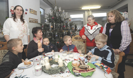 Weihnachten bei der Kindertafel Erkner, rechts Roswitha Richter
