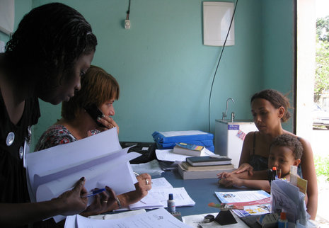 Jurema Serafim (am Telefon) und Lucimar da Siqueira (links) beraten in ihrem Büro eine Arbeitssuchende.