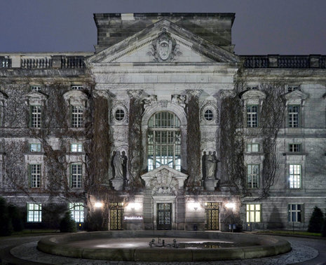 Der Brunnenhof der Berliner Staatsbibliothek bei Nacht. Zum 350. Jubiläum wird ab Anfang März im Deutschen Historischen Museum eine Ausstellung zu sehen sein.
