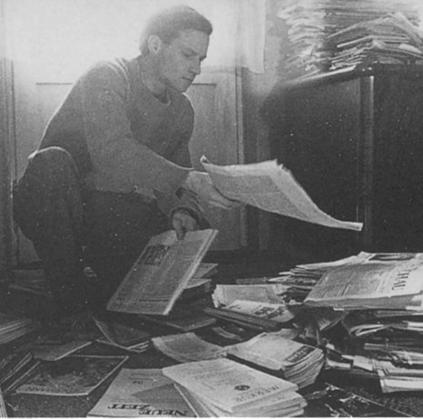 Der junge Wolfgang Harich in seinem Arbeitszimmer, 1956 Foto aus: Prokop, »Ich bin zu früh geboren ...«