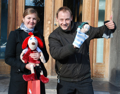 Junge Esten unterschiedlicher Herkunft: Maret und Stanislav mit den Puppen Lotte und Sipsik