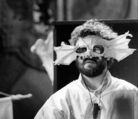 1980, Leipzig: Schenker, maskiert, bei einer Aufführung seiner »Missa nigra«