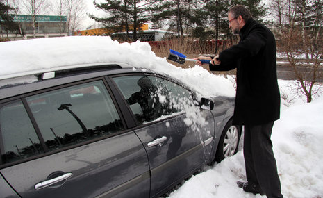 Auch vom Autodach ist der Schnee zu beseitigen.