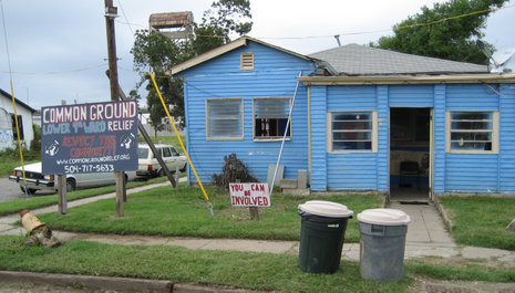 Das »Blue House« war ab Dezember 2005 das erste Büro der Selbsthilfeorganisation Common Ground Relief im Stadtteil Ninth Ward, New Orleans. Es wurde nach Renovierungsarbeiten ohne städtische Genehmigung eingerichtet und war lange eines der wenigen bewohnbaren Häuser im Viertel. Die Anlauf- und Koordinationsstelle wurde zu einem Symbol für das »Recht auf Rückkehr«.
