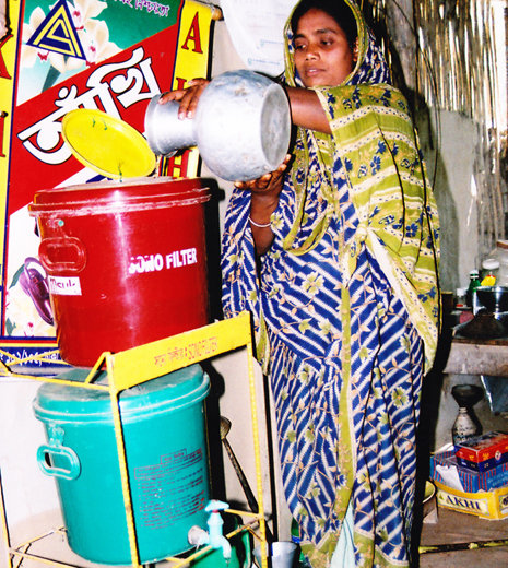 Einfache Wasserfilter schützen gegen die Arsenverseuchung, sind aber vielen Bengalen nicht zugänglich.