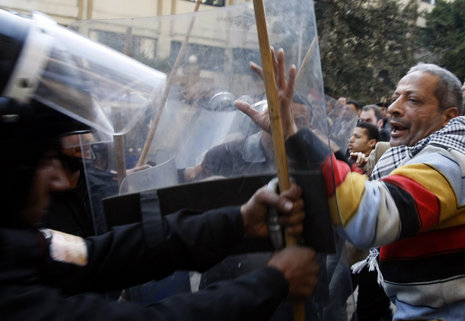 Andere Dialogformen als den Knüppel kennt Mubarak bisher nicht. Fotos: AFP/Abed, Desouki