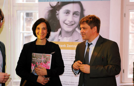 Carola Bluhm im Gespräch mit dem Direktor des Anne Frank Zentrums, Thomas Heppener