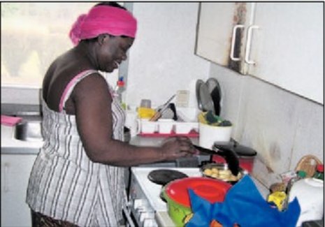 Yvonne Germaine bereitet Makkala aus Hefeteig zu. Die Kenianerin wohnt mit zwei weiteren Personen im Belziger Heim auf 16 Quadratmetern.