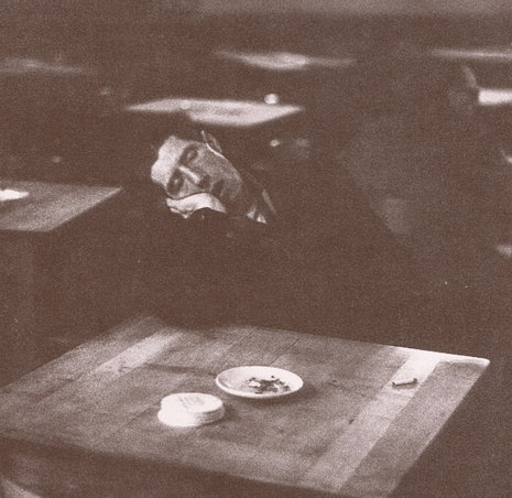 Das Foto entstammt dem bezwingend analytischen Buch »Klassen-Bilder. Sozialdokumentarische Fotografie 1945 bis 2000« von ND-Autor Rudolf Stumberger (UVK Verlagsgesellschaft mbH, Konstanz, 312 S., brosch., 34 Euro).