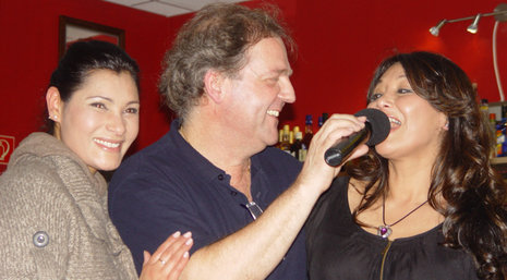 Veranstalter Frederico Breitung mit den Gastsängerinnen Laura (l.) und Marisol