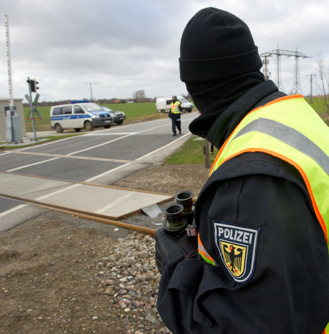Polizisten sichern das Lubminer Zwischenlager. Foto ZB/Sauer