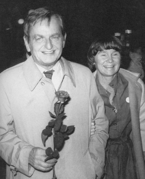 Ein vom Wahlkampf ermüdeter Olof Palme mit Gattin, 1985