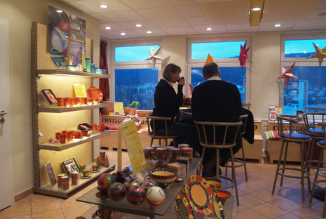 Im »Contigo FairTrade Shop« kann man nicht nur mit gutem Gewissen einkaufen, sondern auch mit guter Aussicht Kaffee trinken.