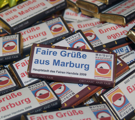 Mit 14 Kilogramm Schokoladengrüßen will Marburg seine Bürger und Touristen zum fairen Konsum verführen.