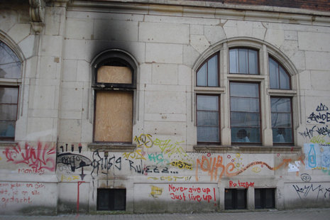 Die Fassade des angegriffenen Hauses