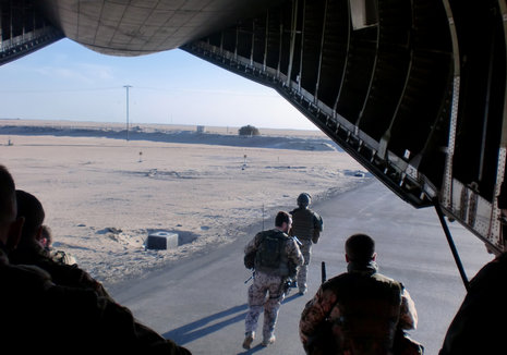 Geheime Evakuierungsaktion »Pegasus« vergangene Woche in Libyen. Das Handy-Foto stammt von einem beteiligten deutschen Soldaten.