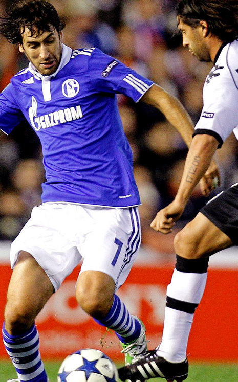 Im Hinspiel in Valencia traf Raul (l.) zum 1:1 für Schalke. Foto : dpa