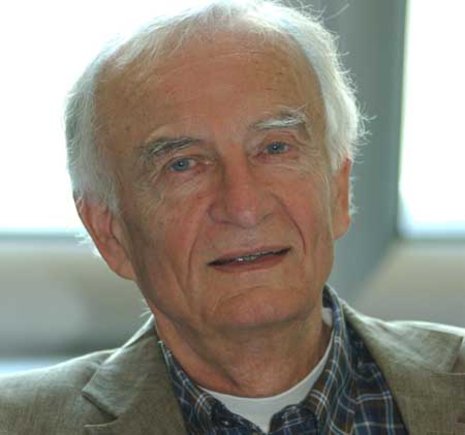 Norman Paech war Professor für internationales Recht und bis 2009 außenpolitischer Sprecher der LINKEN im Bundestag.