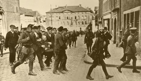 Nach dem Aufstand 1921 im Mansfeld führen Polizeitruppen gefangengenommene Kommunisten ab.