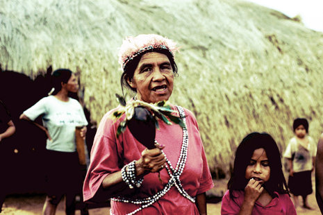 Julia Guaraní Kaiowá – die Witwe des Kaziken Marcos Veron – beim Gebet in Takuára