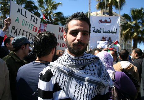 &#187;Alle f&#252;r ein geeintes Pal&#228;stina&#171; &#8211; Tamer Mansour demonstriert in Ramallah mit f&#252;r dies Losung.